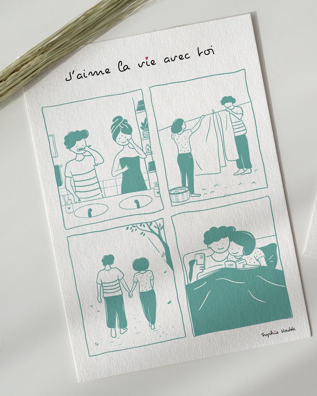 Une illustration qui célèbre la beauté des moments simples partagés à deux. Se préparer ensemble le matin, étendre le linge, marcher main dans la main ou se retrouver le soir. Parce que le bonheur se cache souvent dans ces petits instants du quotidien que l'on finit par ne plus voir.